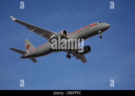 Air Canada Airbus A220-300 in retro Livery, C-GNBN, atterraggio all'aeroporto Pearson, pista 24L. Foto Stock