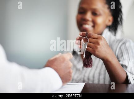 Closeup, receptionist e le chiavi della camera dell'hotel, cliente e servizio con aiuto, viaggio e turismo. Donna, dipendente o portiere con accesso al motel Foto Stock