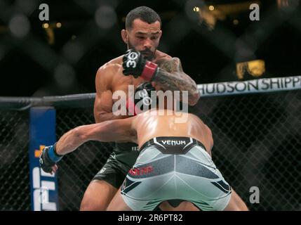 Vancouver, Vancouver, British Columbia, Canada. 10th giugno, 2023. VANCOUVER, BRITISH COLUMBIA - 10 GIUGNO: (L-R) Dan IgE batte Nate Lanwehr durante l'evento UFC 289 alla Rogers Arena il 10 giugno 2023 a Vancouver, British Columbia. (Credit Image: © Tomaz Jr/PX Imagens via ZUMA Press Wire) SOLO PER USO EDITORIALE! Non per USO commerciale! Foto Stock