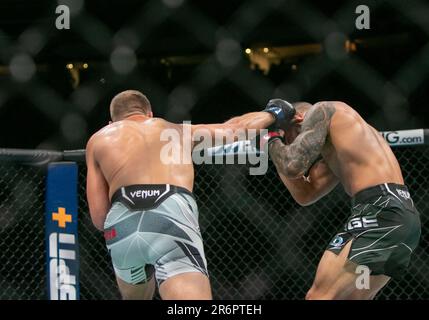 Vancouver, Vancouver, British Columbia, Canada. 10th giugno, 2023. VANCOUVER, BRITISH COLUMBIA - GIUGNO 10: (L-R) Nate Lanwehr punch Dan IgE durante l'evento UFC 289 alla Rogers Arena il 10 Giugno 2023 a Vancouver, British Columbia. (Credit Image: © Tomaz Jr/PX Imagens via ZUMA Press Wire) SOLO PER USO EDITORIALE! Non per USO commerciale! Foto Stock