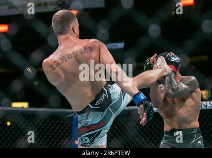 Vancouver, Vancouver, British Columbia, Canada. 10th giugno, 2023. VANCOUVER, BRITISH COLUMBIA - GIUGNO 10: (L-R) Nate Lanwehr dà il via a Dan IgE durante l'evento UFC 289 alla Rogers Arena il 10 Giugno 2023 a Vancouver, British Columbia. (Credit Image: © Tomaz Jr/PX Imagens via ZUMA Press Wire) SOLO PER USO EDITORIALE! Non per USO commerciale! Foto Stock