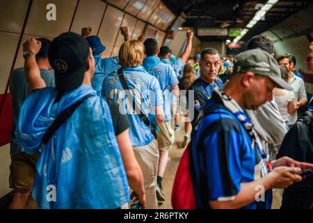 Istanbul, Turchia. 11th giugno, 2023. Un fan dell'Inter guarda i tifosi di Manchester City che festeggiano alla metropolitana di Istanbul. Sconfiggere l'Inter Milan 1-0 allo Stadio Olimpico di Atatürk durante la partita della UEFA Champions League Cup, Manchester City ha vinto la Champions League Cup e i tifosi inglesi hanno festeggiato a Istanbul Taksim Square. Credit: SOPA Images Limited/Alamy Live News Foto Stock