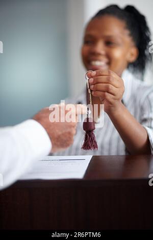 Hotel, benvenuto e una receptionist donna con le chiavi al check-in per aiutare un cliente turistico in un resort di lusso. Ospitalità, viaggi e una donna Foto Stock