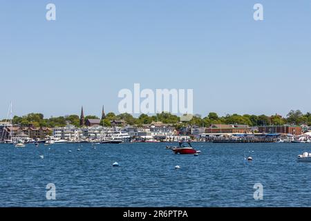 Newport, Rhode Island - 28 maggio 2023: Barche a vela che navigano nelle acque della baia di Narragansett in un pomeriggio estivo Foto Stock