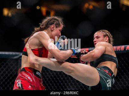 Vancouver, Canada. 10th giugno, 2023. VANCOUVER, BRITISH COLUMBIA - GIUGNO 10: (R-L) Miranda Maverick calcia Jasmine Jasudavicius durante l'evento UFC 289 alla Rogers Arena il 10 Giugno 2023 a Vancouver, British Columbia. (Foto di Tomaz Jr/PxImages) Credit: PX Images/Alamy Live News Foto Stock