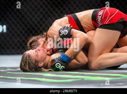 Vancouver, Canada. 10th giugno, 2023. VANCOUVER, BRITISH COLUMBIA - GIUGNO 10: Jasmine Jasudavicius (TOP) controlla il corpo di Miranda Maverick durante l'evento UFC 289 alla Rogers Arena il 10 Giugno 2023 a Vancouver, British Columbia. (Foto di Tomaz Jr/PxImages) Credit: PX Images/Alamy Live News Foto Stock