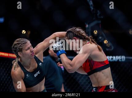 Vancouver, Canada. 10th giugno, 2023. VANCOUVER, BRITISH COLUMBIA - 10 GIUGNO: (L-R) Miranda Maverick prende in pugno Jasmine Jasudavicius durante l'evento UFC 289 alla Rogers Arena il 10 giugno 2023 a Vancouver, British Columbia. (Foto di Tomaz Jr/PxImages) Credit: PX Images/Alamy Live News Foto Stock