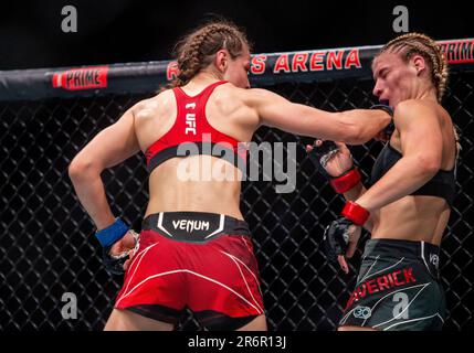 Vancouver, Canada. 10th giugno, 2023. VANCOUVER, BRITISH COLUMBIA - GIUGNO 10: (L-R) Jasmine Jasudavicius punta Miranda Maverick durante l'evento UFC 289 alla Rogers Arena il 10 Giugno 2023 a Vancouver, British Columbia. (Foto di Tomaz Jr/PxImages) Credit: PX Images/Alamy Live News Foto Stock