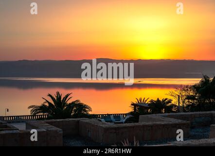 Tramonto nel Mar Morto, Giordania. Orizzonte sopra acqua. Foto Stock