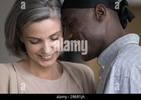 Allegro romantico coppia multietnica di mezza età primo piano informale Foto Stock