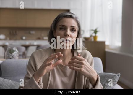 Ritratto positivo della testa dello schermo della donna con capelli grigi Foto Stock