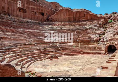 Teatro Petra, un teatro nabateo del i secolo d.C. Parte di esso fu scolpito da una solida roccia, mentre furono costruite la scaena e le mura esterne Foto Stock