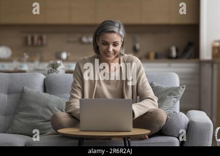 Felice professionista freelance maturo che lavora a casa Foto Stock