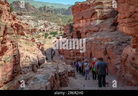 Petra, Giordania - Aprile 16 2023: Escursionisti sul sentiero principale che porta dal bacino al Monastero (ad Deir) Foto Stock