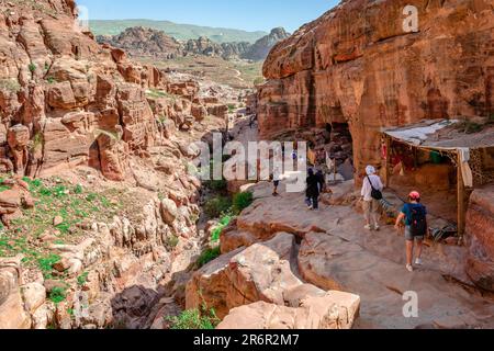 Petra, Giordania - Aprile 16 2023: Escursionisti sul sentiero principale che porta dal bacino al Monastero (ad Deir) Foto Stock