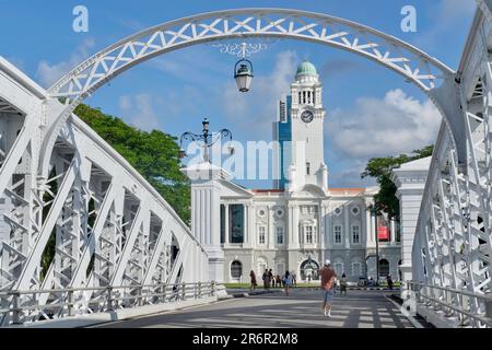 Vista dal Ponte Anderson / Fullerton Road verso il Victoria Theatre e la Memorial Hall con la sua torre dell'orologio, nel quartiere Civico di Singapore Foto Stock