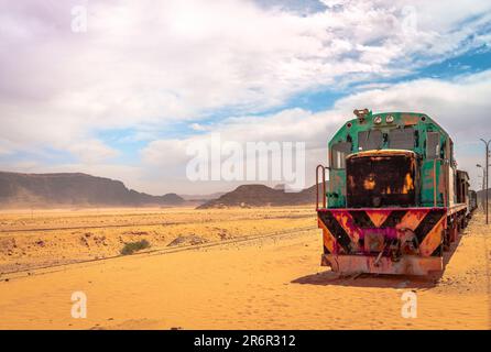 Treno obsoleto da un'era passata a Wadi Rum, il famoso deserto Giordano. Foto Stock