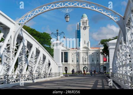 Vista dal Ponte Anderson / Fullerton Road verso il Victoria Theatre e la Memorial Hall con la sua torre dell'orologio, nel quartiere Civico di Singapore Foto Stock