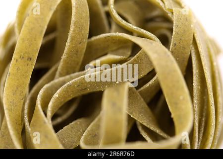 Tagliatelle verdi, primo piano, sfondo, texture, groviglio, web Foto Stock