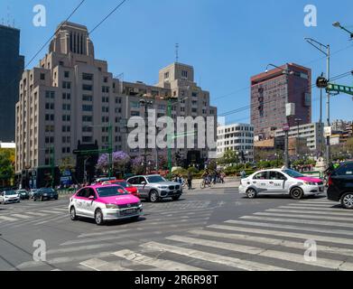 Traffico ed edifici GRANDI magazzini SEARS, via Eje Central o Avenida Lázaro Cárdenas, Centro Histórico City, Messico Foto Stock