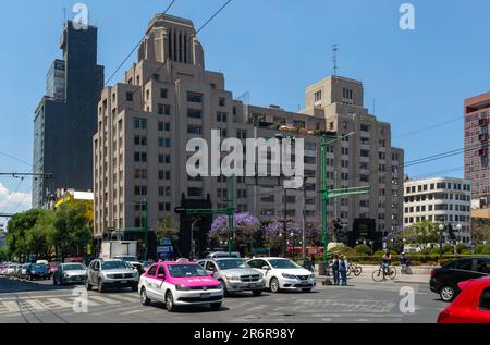 Traffico ed edifici GRANDI magazzini SEARS, via Eje Central o Avenida Lázaro Cárdenas, Centro Histórico City, Messico Foto Stock