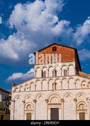 Chiesa romanica di Santa Maria Forisportam (Santa Maria) eretta nel 12th ° secolo nel centro storico di Lucca Foto Stock