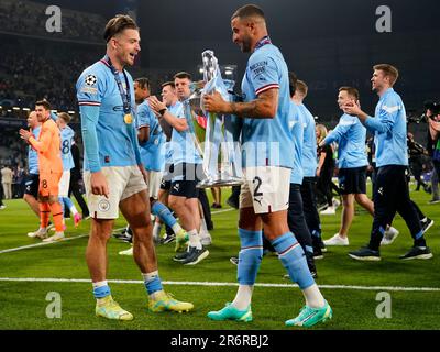 Istanbul, Spagna. 10th giugno, 2023. Kyle Walker e Jack Grealish di Manchester City con il Trofeo durante la UEFA Champions League, incontro finale tra Manchester City e Inter Milan giocato allo Stadio Olimpico Ataturk il 10 giugno 2023 a Istanbul, Turchia. (Foto di Magma) Credit: PRESSINPHOTO AGENZIA SPORTIVA/Alamy Live News Foto Stock