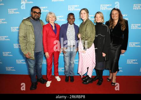 Sydney, Australia. 11th giugno 2023. 70th Sydney Film Festival: Bad Behaviour, prima moquette rossa australiana allo state Theatre, 49 Market Street. Nella foto, il regista Alice Englert (3rd da destra) si presenta con i membri della Giuria SFF, L-R: L'acclamato regista Anurag Kashyap (India), la curatrice e giornalista Dorothee Wenner (Germania), il regista Visakesa Chandrasekaram (Australia/Sri Lanka), il regista Alice Englert, l'attore mia Wasikowska (Australia) e lo scrittore e regista Behrendt (Australia). Credit: Richard Milnes/Alamy Live News Foto Stock