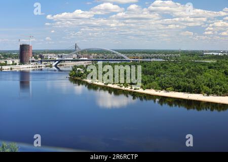 Ampia Dnipro, linea costiera del fiume con ponti e la costruzione di un nuovo micro distretto nel paesaggio estivo di Kyiv. Spazio di copia. Foto Stock