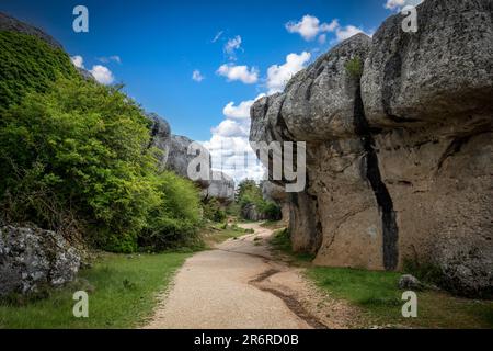 Formazioni capricciose di roccia calcarea e calcare nella città incantata di Cuenca, Spagna Foto Stock