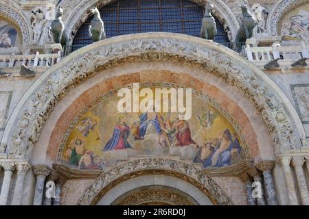 Venezia - Basilica di San Marco - Basilica di San Marco - dipinti della facciata ovest Foto Stock