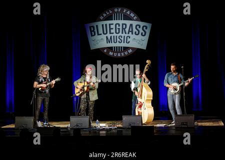 Owensboro, Kentucky, Stati Uniti. 10 giu 2023. Rick Faris (2nd da sinistra) e i membri della band Chris Luquette sul mandolino (a sinistra), Jim Bob Faris sul basso verticale (2nd da destra) e Will McSeveney sul banjo (a destra) si esibiscono durante una festa di uscita dell'album al Woodward Theatre presso la Bluegrass Music Hall of Fame & Museum. Artista bluegrass nominato da Grammy, incoronato nel 2022 New Artist of the Year dall'International Bluegrass Music Association, Rick Faris ha pubblicato il suo terzo album sulla Dark Shadow Recording nel fine settimana, intitolato "Uncommon Sky". (Credit: Billy Suratt/Apex MediaWire tramite Alamy Live News) Foto Stock