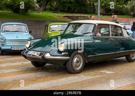 Sofia, Bulgaria - 10 giugno 2023: Sfilata retrò vecchia vintage o auto d'epoca o auto, retrò auto Foto Stock