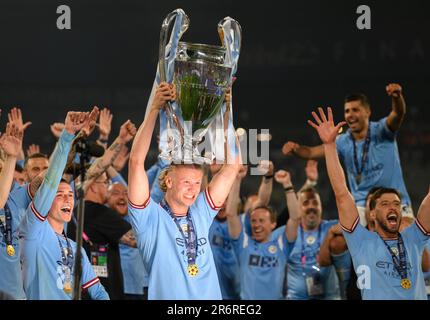 Istanbul, Turchia. 11th giugno, 2023. Champions League, Manchester City - Inter Milan, knockout round, finale, allo Stadio Olimpico Ataturk. Erling Haaland di Manchester fa il tifo per il trofeo. Manchester vince con 1:0. Credit: Robert Michael/dpa/Alamy Live News Foto Stock