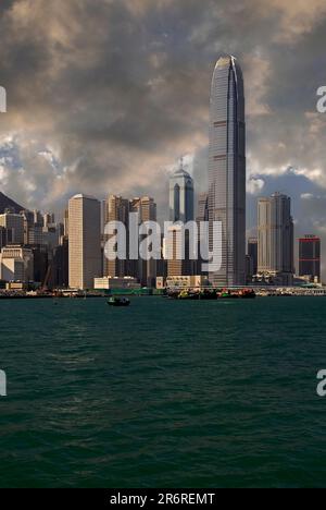 International Finance Centre Two (IFC2), con un tetto di guglie curvilinee, sorvola i vicini edifici ad alto livello fino a un'altezza di 420 metri (1.378 piedi) nel Central District, il cuore finanziario e bancario di Hong Kong, Cina. Questa immagine è stata ripresa nel dicembre 2006. Foto Stock