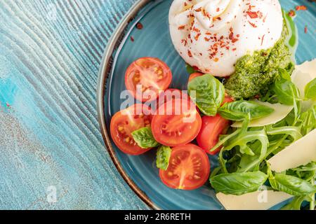 Un piatto di mozzarella, basilico, parmigiano, pesto e pomodori. ristorante che serve Foto Stock