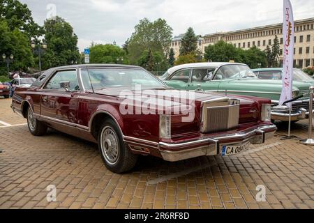 Sofia, Bulgaria - 10 giugno 2023: Sfilata retrò vecchia vintage o auto d'epoca o auto, retrò auto Lincoln Continental Mark V. Foto Stock