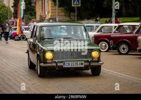 Sofia, Bulgaria - 10 giugno 2023: Sfilata retrò vecchia vintage o auto d'epoca o auto, retrò auto Lada 2102 Foto Stock