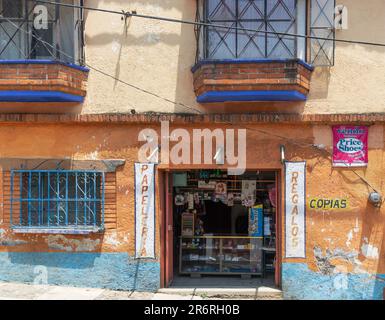 Piccolo villaggio di articoli da regalo e cancelleria, Santiago Tepetlapa, vicino a Tepoztlán, Stato di Morelos, Messico Foto Stock
