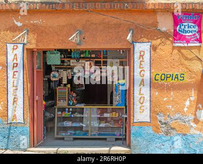 Piccolo villaggio di articoli da regalo e cancelleria, Santiago Tepetlapa, vicino a Tepoztlán, Stato di Morelos, Messico Foto Stock
