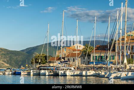 Barche a vela ormeggiate nel villaggio di pescatori di Fiscardo, Cefalonia, Grecia. Foto Stock