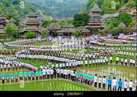 Diecimila persone cantano la grande canzone del gruppo etnico Dong nella campagna del villaggio di Dong a Qiandongnan, provincia di Guizhou, Cina, giugno Foto Stock