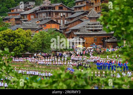 Diecimila persone cantano la grande canzone del gruppo etnico Dong nella campagna del villaggio di Dong a Qiandongnan, provincia di Guizhou, Cina, giugno Foto Stock