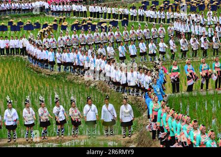 Diecimila persone cantano la grande canzone del gruppo etnico Dong nella campagna del villaggio di Dong a Qiandongnan, provincia di Guizhou, Cina, giugno Foto Stock