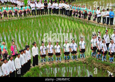 Diecimila persone cantano la grande canzone del gruppo etnico Dong nella campagna del villaggio di Dong a Qiandongnan, provincia di Guizhou, Cina, giugno Foto Stock
