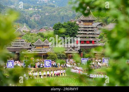 Diecimila persone cantano la grande canzone del gruppo etnico Dong nella campagna del villaggio di Dong a Qiandongnan, provincia di Guizhou, Cina, giugno Foto Stock