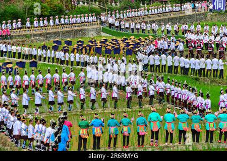 Diecimila persone cantano la grande canzone del gruppo etnico Dong nella campagna del villaggio di Dong a Qiandongnan, provincia di Guizhou, Cina, giugno Foto Stock
