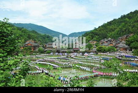 Diecimila persone cantano la grande canzone del gruppo etnico Dong nella campagna del villaggio di Dong a Qiandongnan, provincia di Guizhou, Cina, giugno Foto Stock