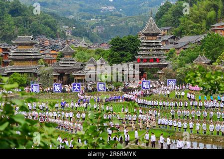 Diecimila persone cantano la grande canzone del gruppo etnico Dong nella campagna del villaggio di Dong a Qiandongnan, provincia di Guizhou, Cina, giugno Foto Stock