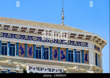 Valencia, Spagna - 15 luglio 2022: La facciata superiore di un edificio. C'è un dipinto a figura sulla parete. Foto Stock